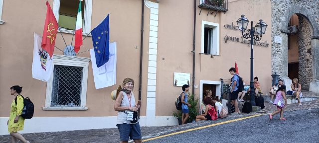 studenti davanti ingresso centro culturale pascale