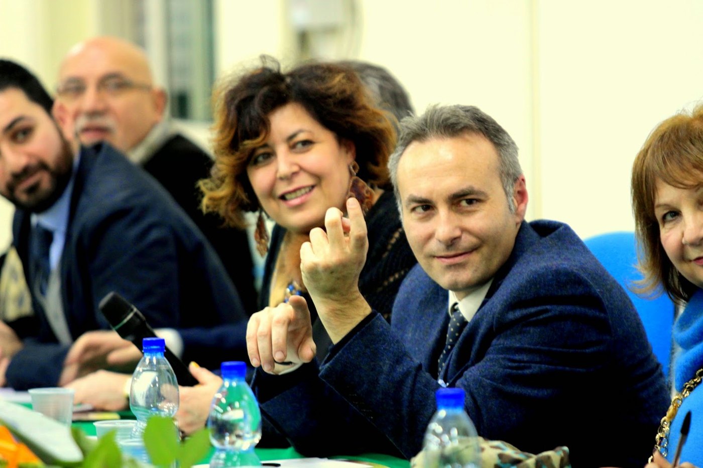 Al tavolo dei relatori