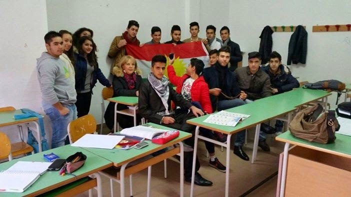 La classe con la bandiera del Kurdistan