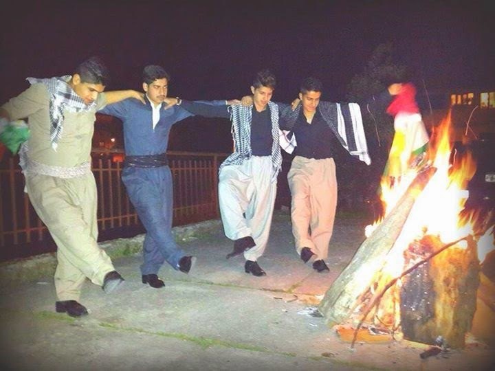 Danza tradizionale curda attorno al fuoco