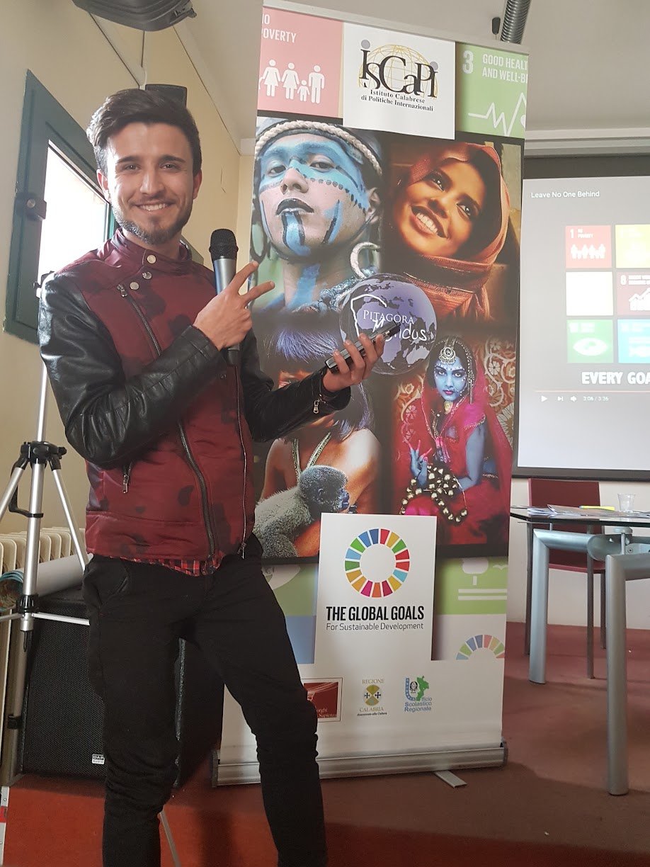 Al microfono, accanto al roll-up del Programma