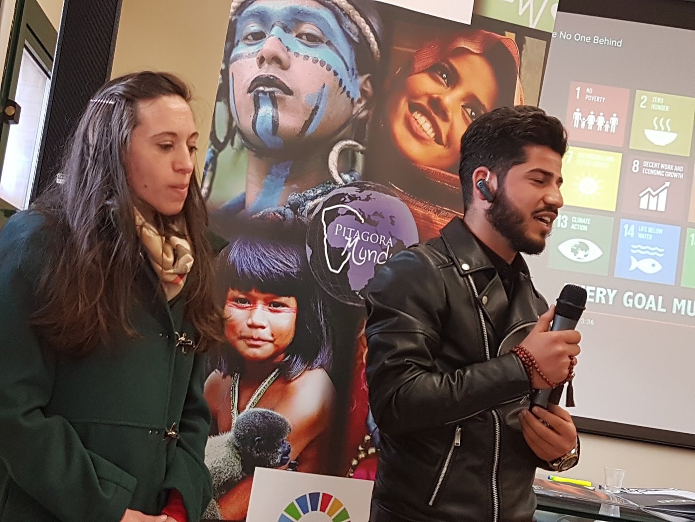 Uno studente presenta il suo lavoro