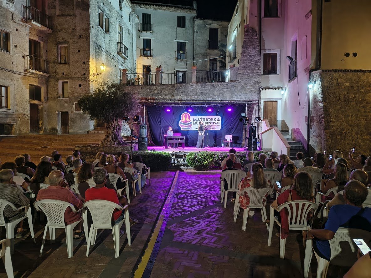 Piazza piena per la serata lirica