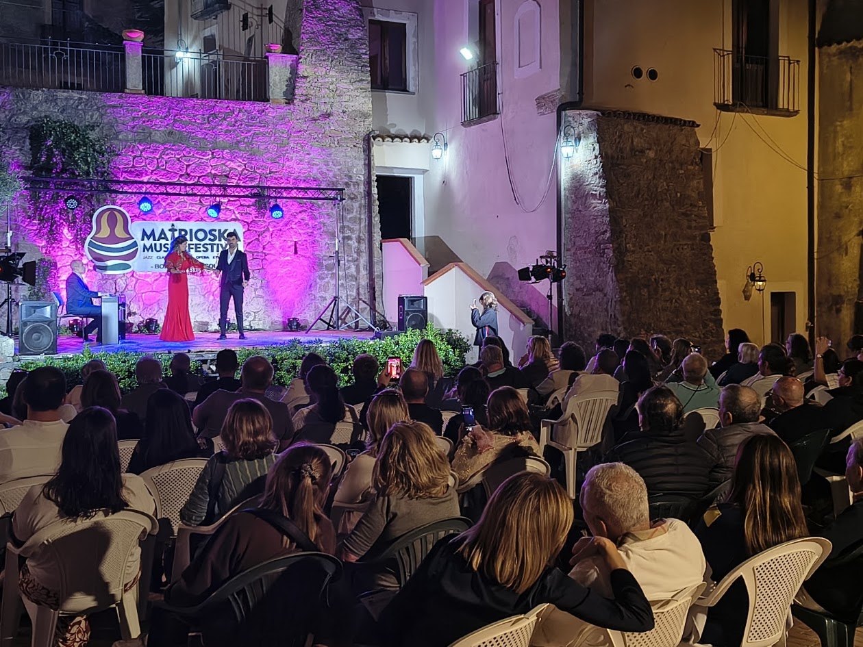 Il pubblico in piazza