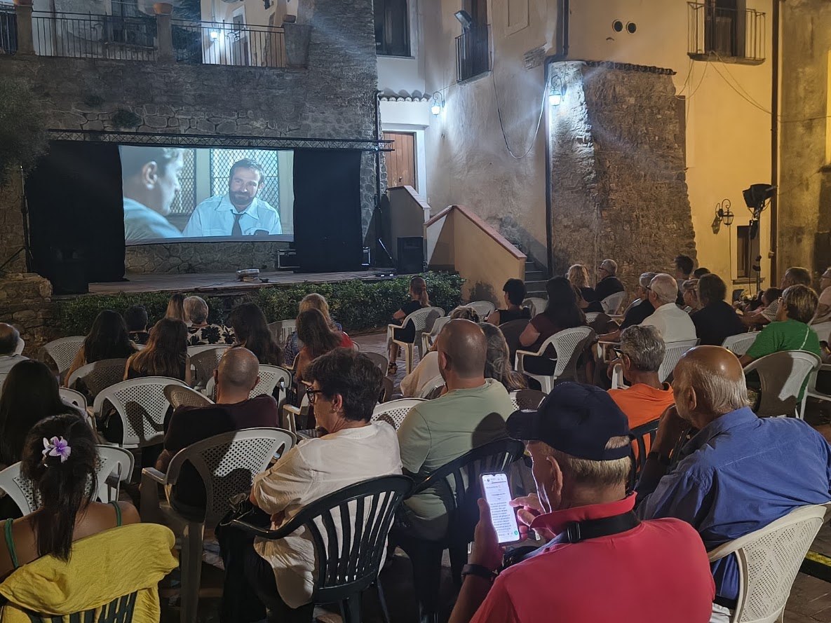 Proiezione all'aperto nella piazza del borgo