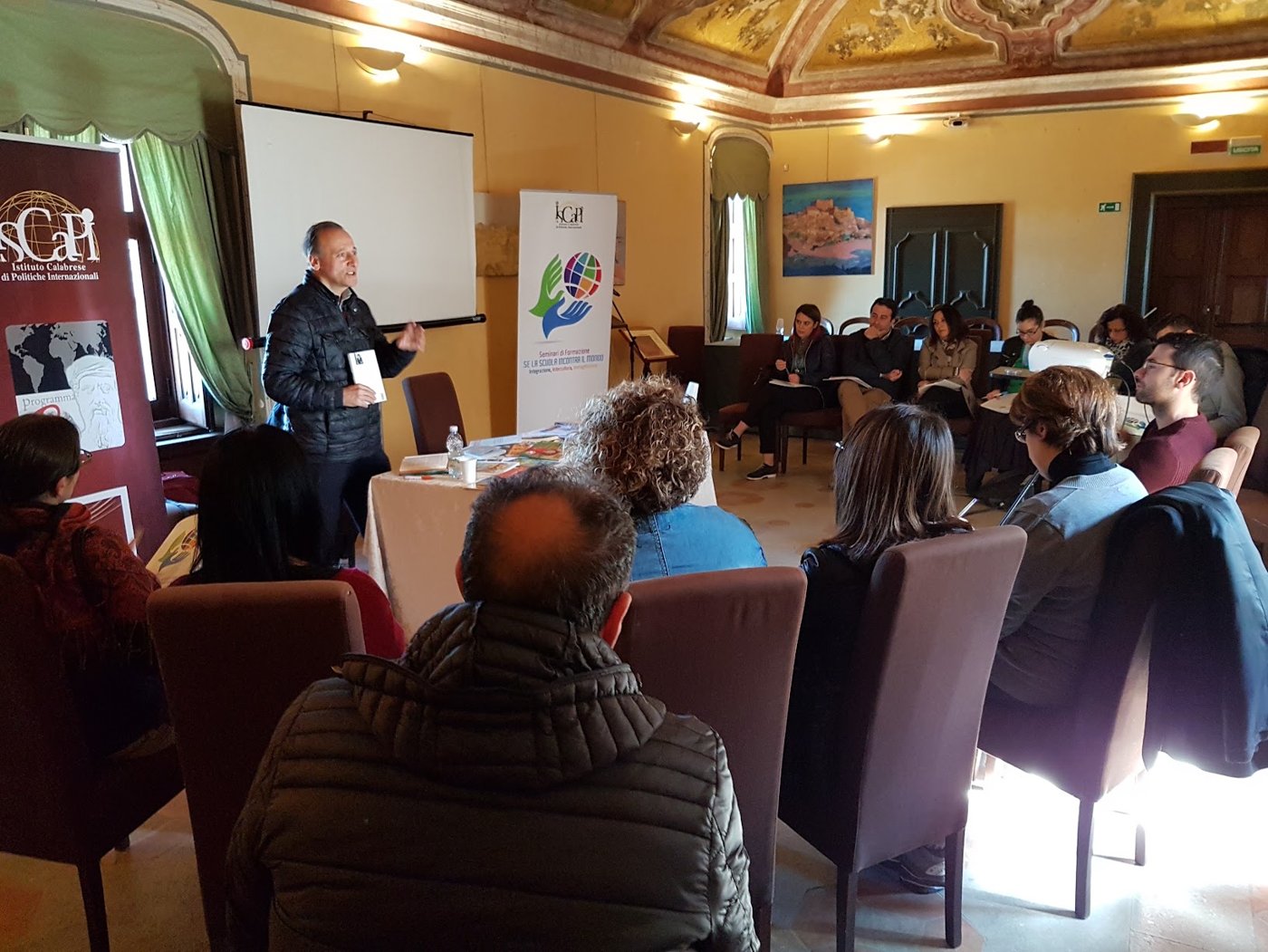 Un incontro del ciclo, nella sala affrescata
