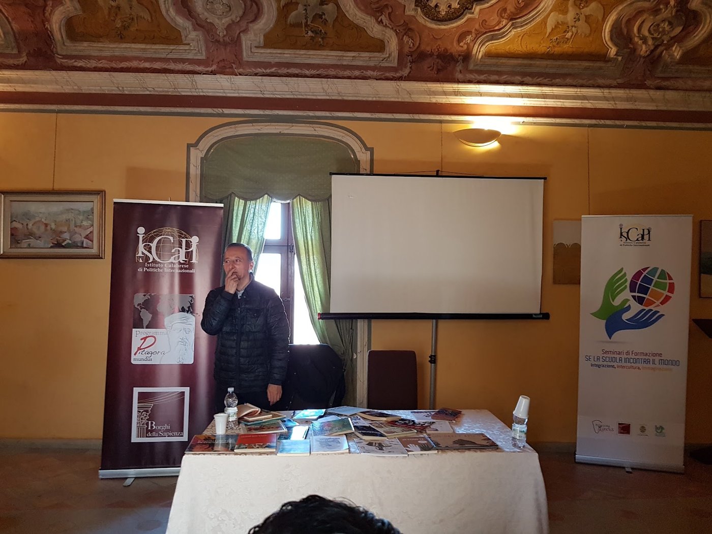Il tavolo con i libri e i materiali del seminario